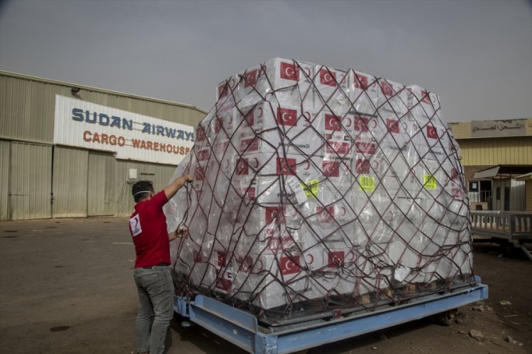 T&uuml;rkiye'den g&ouml;nderilen tıbbi yardım Sudan'a ulaştı
