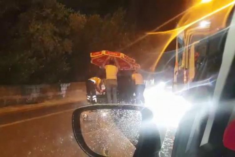 Bursa'da kazada yaralanan gen&ccedil; kıza şemsiyeli koruma