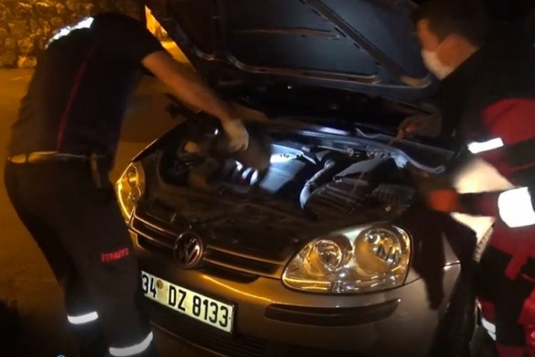 Otomobilin motor b&ouml;l&uuml;m&uuml;ne sıkışan gelincik kurtarıldı