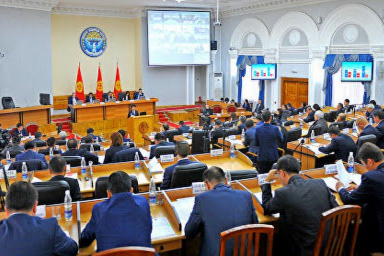 Kırgızistan'da h&uuml;k&uuml;metin istifası kabul edildi