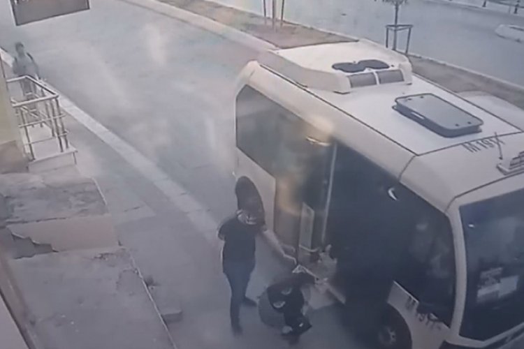 Kadının minib&uuml;sten d&uuml;şt&uuml;ğ&uuml; anlar kamerada