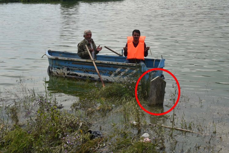 Bursa'da su altında kalan mezarlığa sandalla gidip, dua ediyorlar