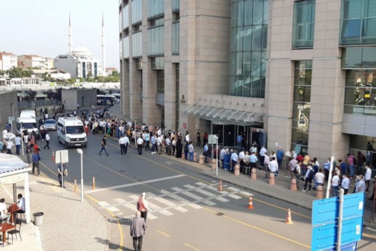 İstanbul Adalet Sarayı &ouml;n&uuml;nde uzun kuyruklar oluştu