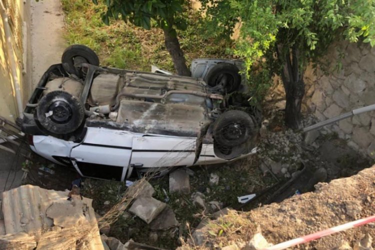 Evin bah&ccedil;esine u&ccedil;an otomobilin s&uuml;r&uuml;c&uuml;s&uuml; yaralandı