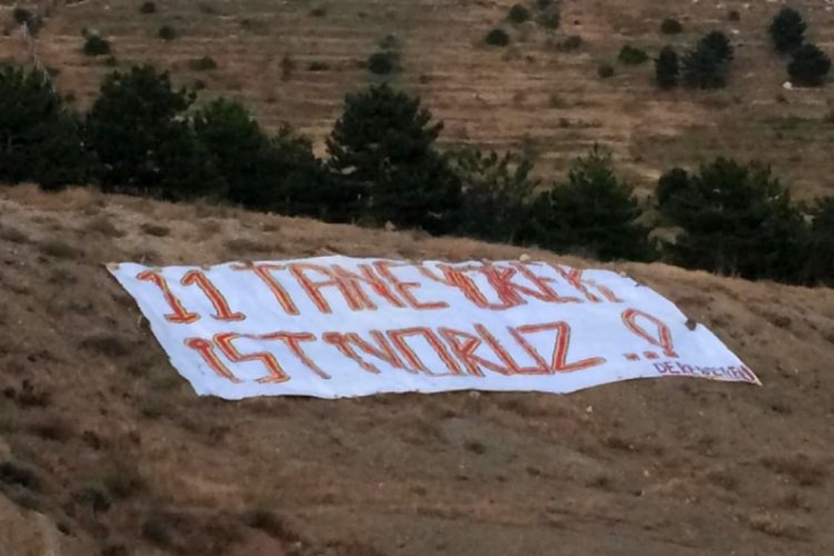 Malatyasporlu taraftarlardan takıma pankartlı tepki