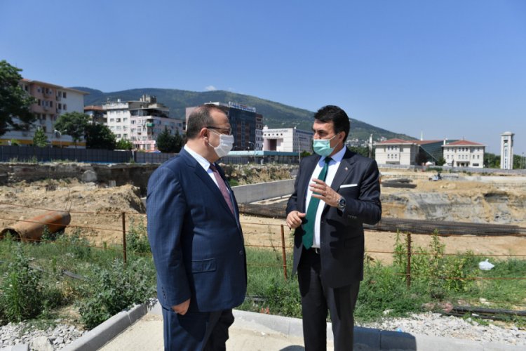 Bursa Valisi Canbolat'tan Osmangazi Meydanı'na &ouml;vg&uuml;
