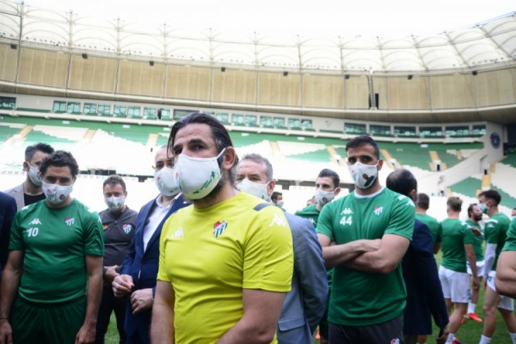 İbrahim &Uuml;z&uuml;lmez: "Futbol mecburiyetten oynanıyor"
