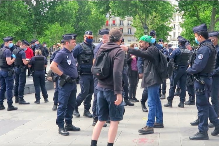 Paris'te sağlık &ccedil;alışanları yeniden sokağa indi