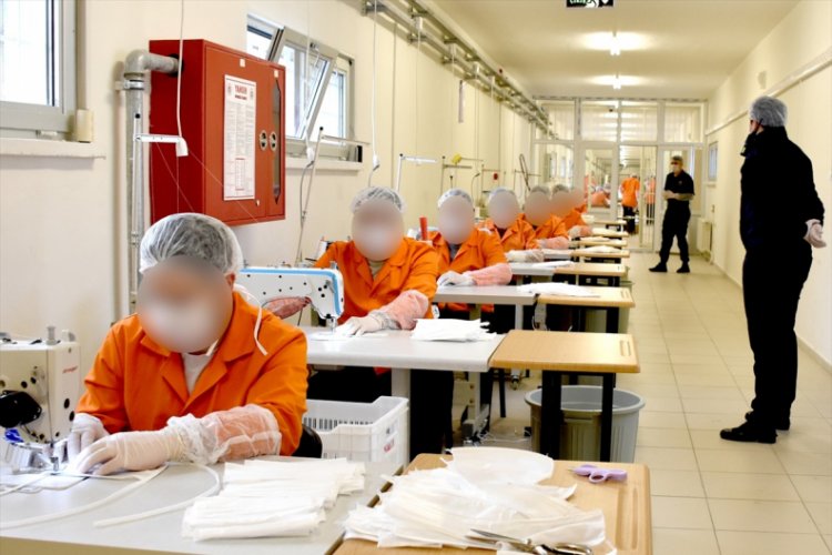 H&uuml;k&uuml;ml&uuml; ve tutuklular 3 milyon maske &uuml;retti