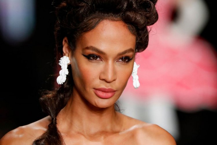 Joan Smalls'tan moda d&uuml;nyasına &ccedil;ağrı: Sessiz kalmayın