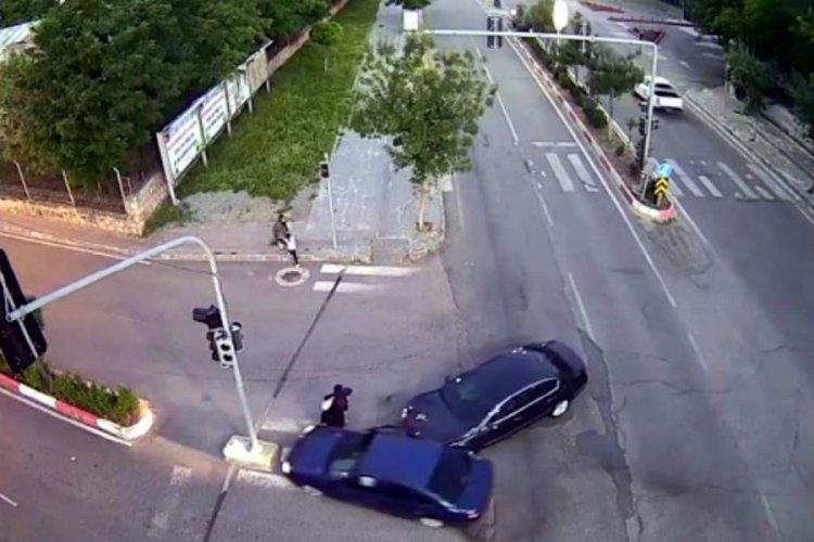 Trafik kazası, anne ve kızını &ouml;l&uuml;mden kurtardı