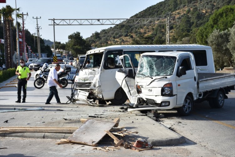 İş&ccedil;ileri taşıyan minib&uuml;sle kamyonet &ccedil;arpıştı: 8 yaralı
