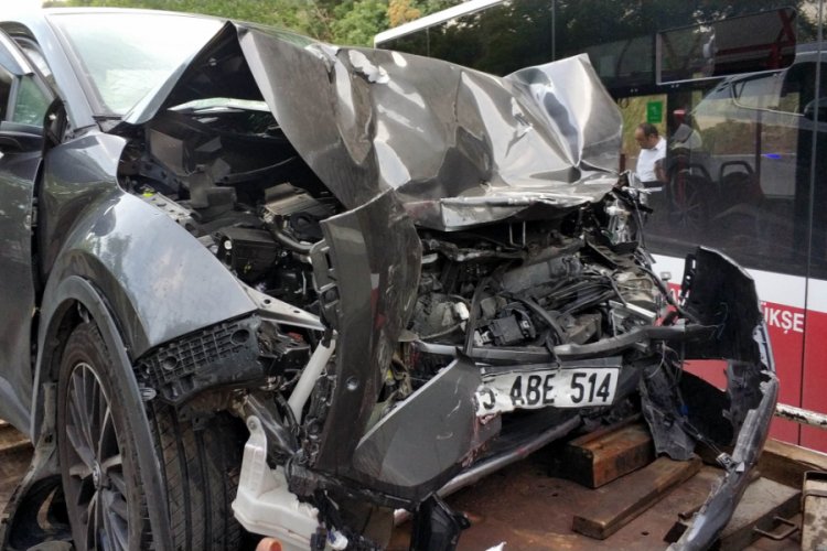 Belediye otob&uuml;s&uuml; ile &ccedil;arpışan otomobilin s&uuml;r&uuml;c&uuml;s&uuml; ağır yaralandı