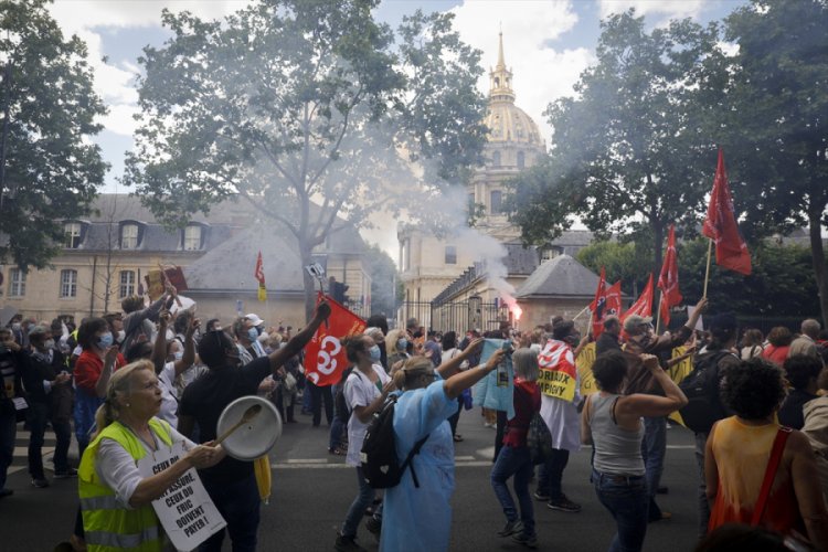 Paris'te sağlık &ccedil;alışanlarının d&uuml;zenlediği g&ouml;steride olaylar &ccedil;ıktı