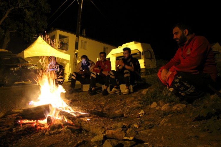 Depremzedeler yaktıkları ateşin başında zaman ge&ccedil;iriyor