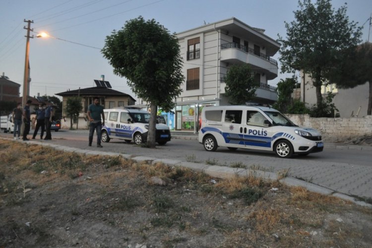Kavga eden iki kişi birbirini bı&ccedil;akla yaraladı