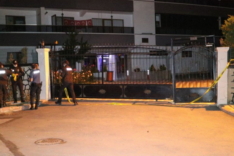 Giriş katında &ccedil;atlaklar oluşan 18 katlı bina tahliye edildi