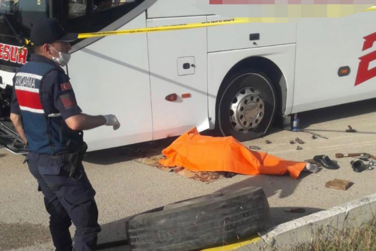 Patlak lastiği değiştirirken otob&uuml;s&uuml;n altında kaldı