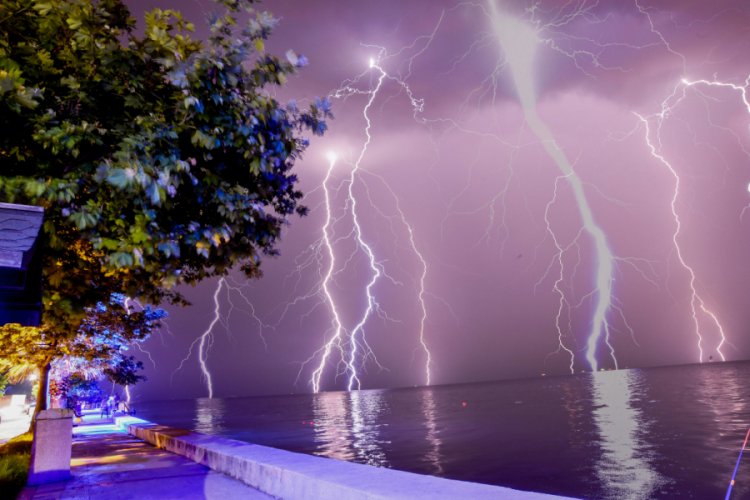 Bursalı fotoğraf&ccedil;ı &ccedil;ekti! 7 yıldırım tek karede