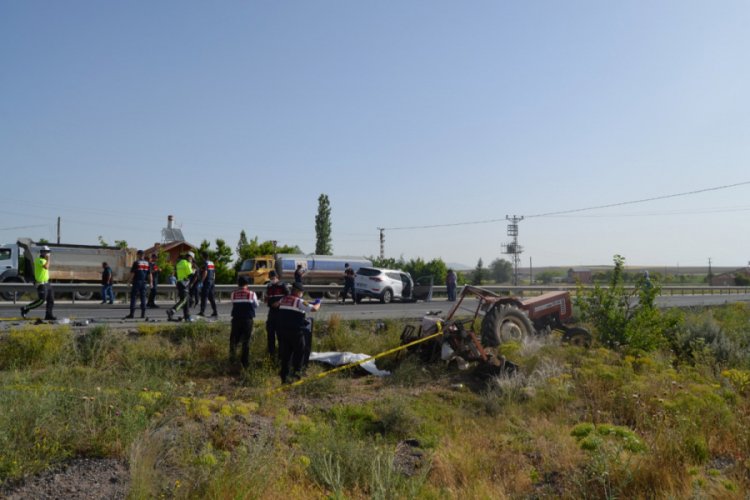 Otomobilin &ccedil;arptığı trakt&ouml;r ikiye b&ouml;l&uuml;nd&uuml;