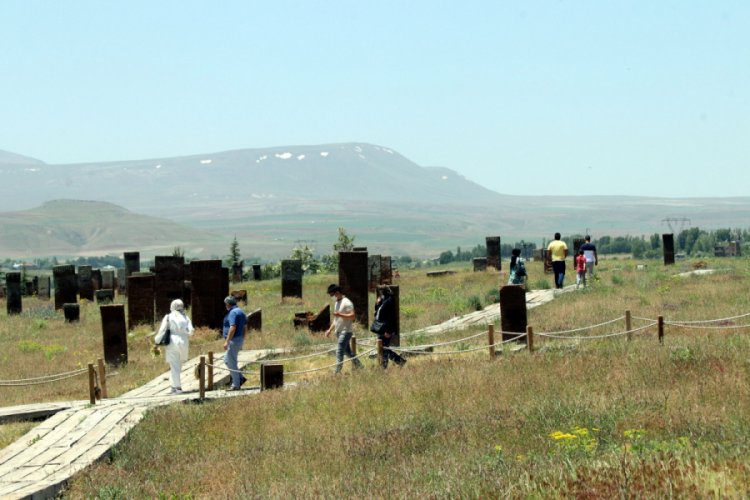 Ahlat Sel&ccedil;uklu Mezarlığı ziyaret&ccedil;ilere a&ccedil;ıldı