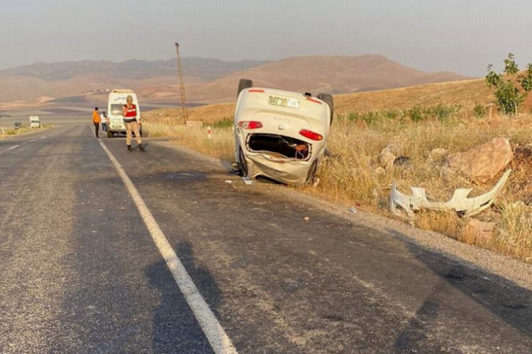 Kontrolden &ccedil;ıkan ara&ccedil; takla attı: 2 yaralı