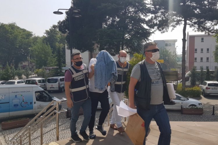 Bursa'da &ccedil;aldığı kamyonetle mobilya hırsızlığı yapan ş&uuml;pheli adliyede