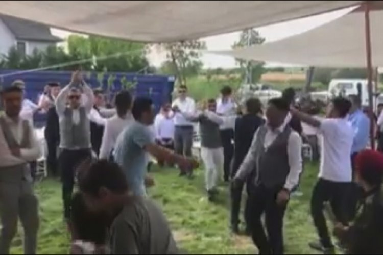 Koronavir&uuml;se aldırış etmediler, d&uuml;ğ&uuml;n yapıp eğlendiler