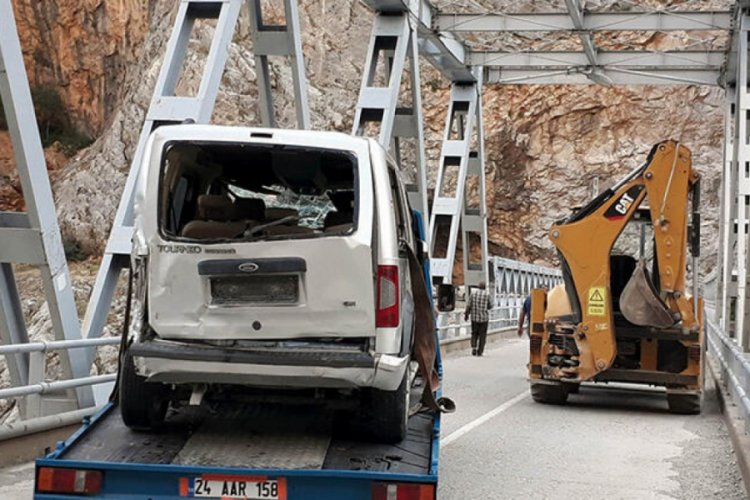 5 kişinin &ouml;ld&uuml;ğ&uuml; kazada, nehre d&uuml;şen ara&ccedil; vin&ccedil;le &ccedil;ıkarıldı