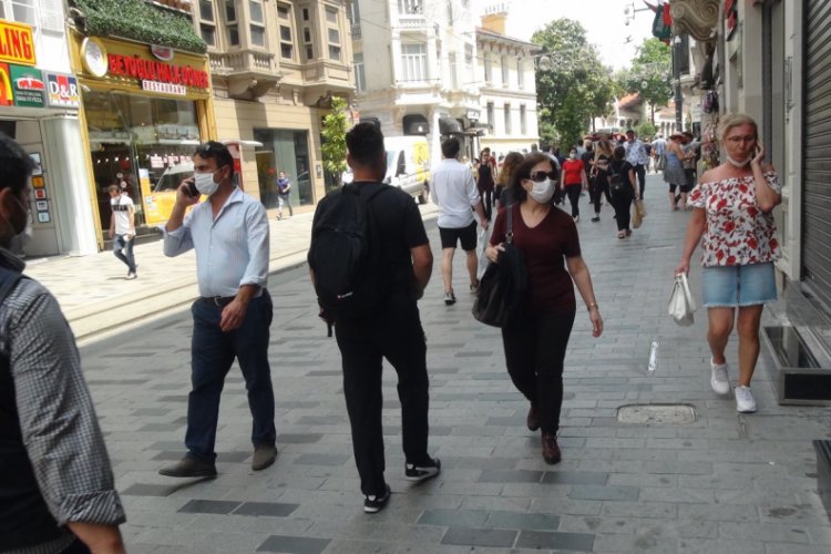 Taksim'de vatandaşlar maske ve sosyal mesafe kuralına uymadı