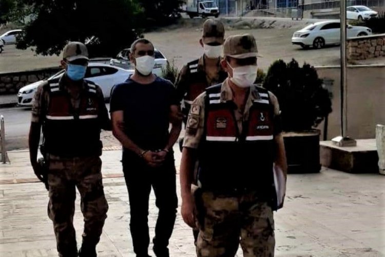 Postacı kılığına giren jandarma, h&uuml;k&uuml;m giyen FET&Ouml;'c&uuml;y&uuml; yakaladı