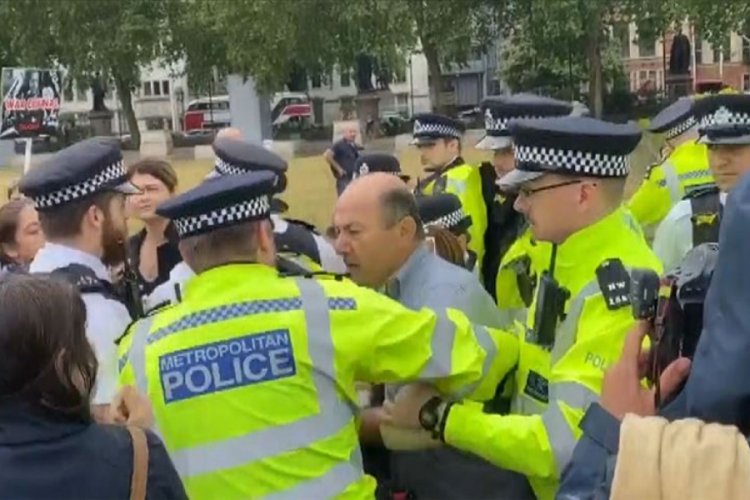 Boris Johnson'ın aracına kaza yaptıran ter&ouml;r &ouml;rg&uuml;t&uuml; PKK sempatizanı g&ouml;zaltına alındı