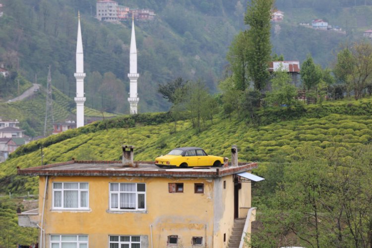 Satmaya kıyamadığı otomobili &ccedil;atıya koydu