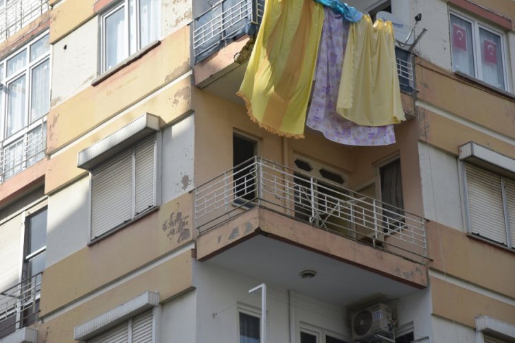 Koli bandıyla sardığı kafasına poşet ge&ccedil;irip, boğazını kesti