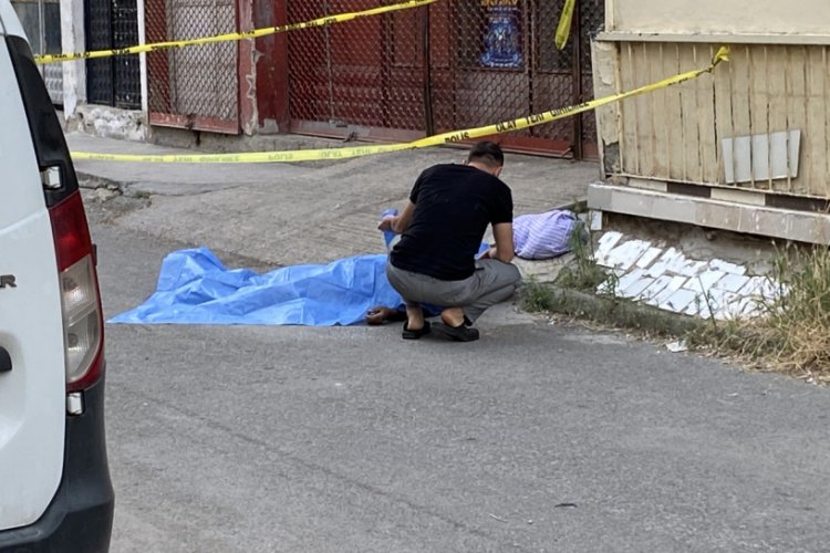 Sokak ortasında &ouml;len babaya son bakış