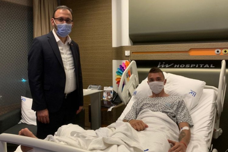 Bakan Kasapoğlu, Muslera'yı ziyaret etti