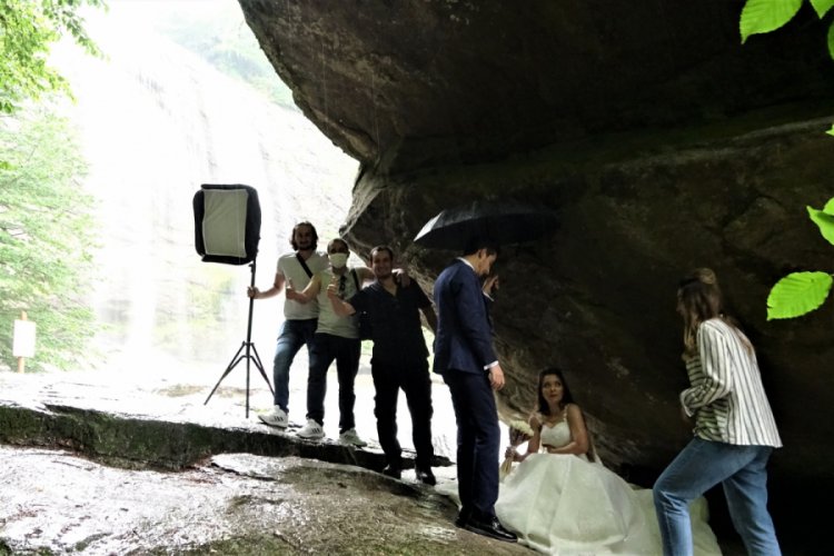 Bursa'da korona s&uuml;recini atlatan gelin ve damat yağmura yakalandı