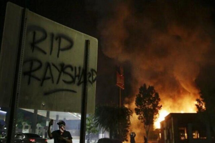 ABD'de siyahi Rayshard Brooks'u &ouml;ld&uuml;ren polis cinayet su&ccedil;undan yargılanacak