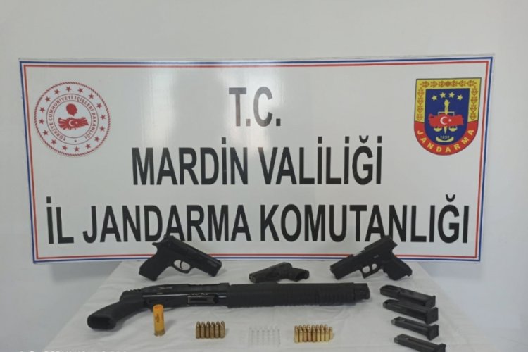Jandarmadan ka&ccedil;ak silah operasyonu