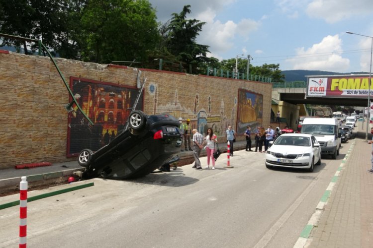 Bursa'da virajı alamadı, k&ouml;pr&uuml;l&uuml; kavşaktan u&ccedil;tu