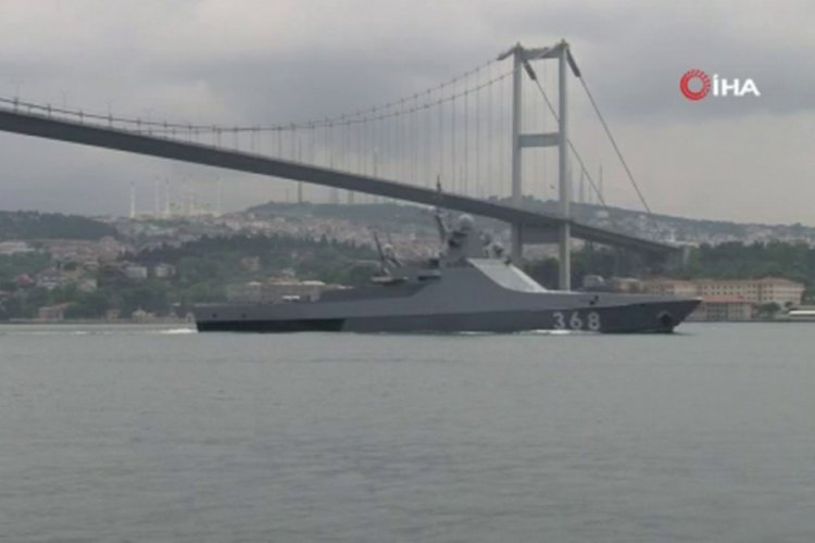 Rus savaş gemisi İstanbul Boğazı'ndan ge&ccedil;ti