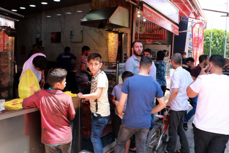 Adana'da maskesiz ve masefesiz d&ouml;ner kuyruğu