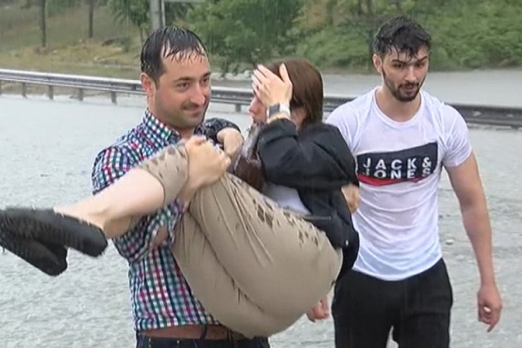 İstanbul'da şiddetli sağanak hayatı fel&ccedil; etti