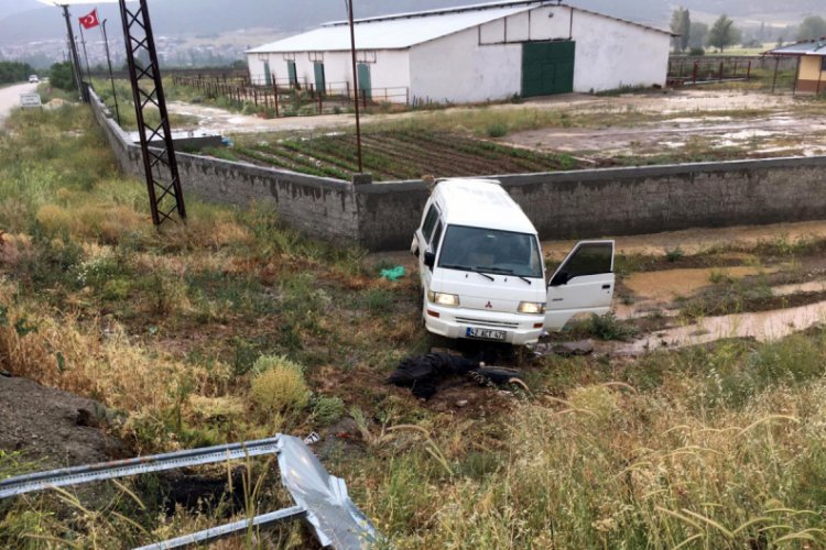 Tarım iş&ccedil;ilerini taşıyan minib&uuml;s kamyonla &ccedil;arpıştı: 1 &ouml;l&uuml;, 7 yaralı