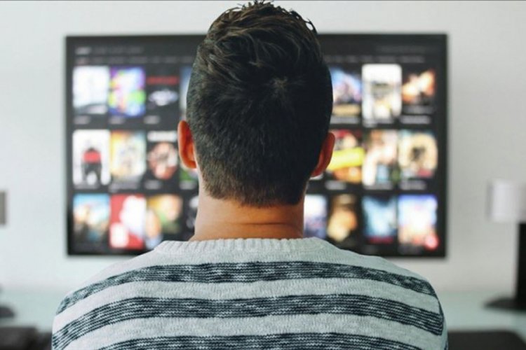 İngiltere'de halk karantinayı televizyon &ouml;n&uuml;nde ge&ccedil;irdi