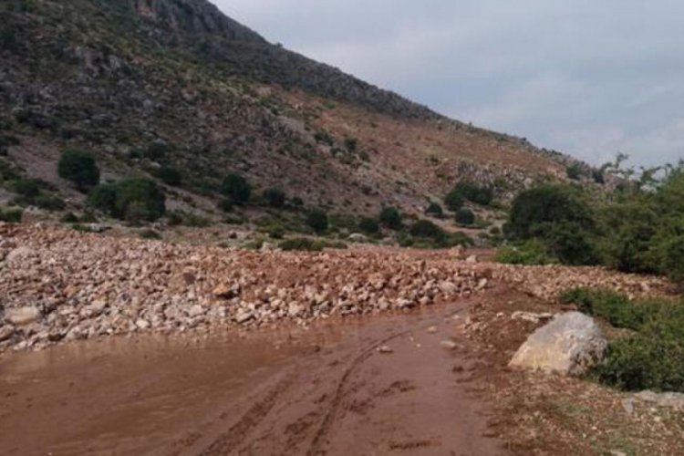 Heyelan nedeniyle k&ouml;y yolları ulaşıma kapandı