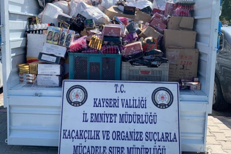 İki kamyon ka&ccedil;ak kozmetik &uuml;r&uuml;n&uuml; ele ge&ccedil;irildi