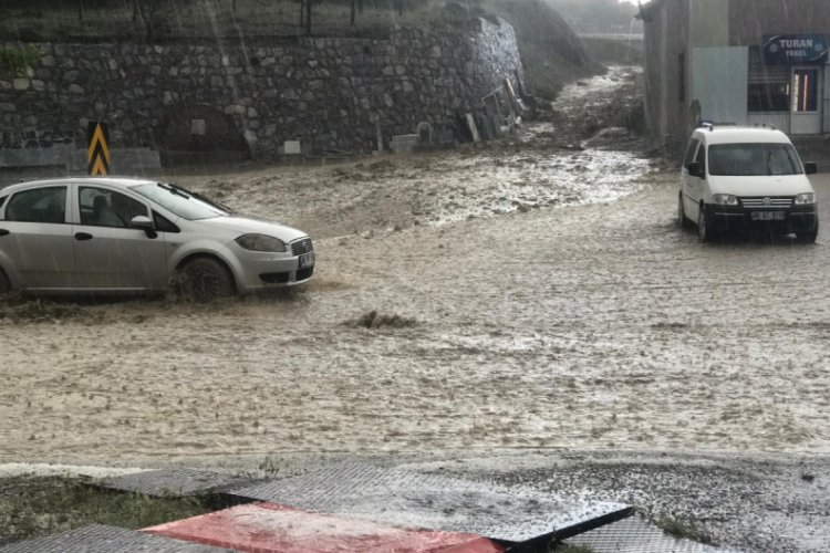 Sağanak yağış nedeniyle yollar g&ouml;le d&ouml;nd&uuml;