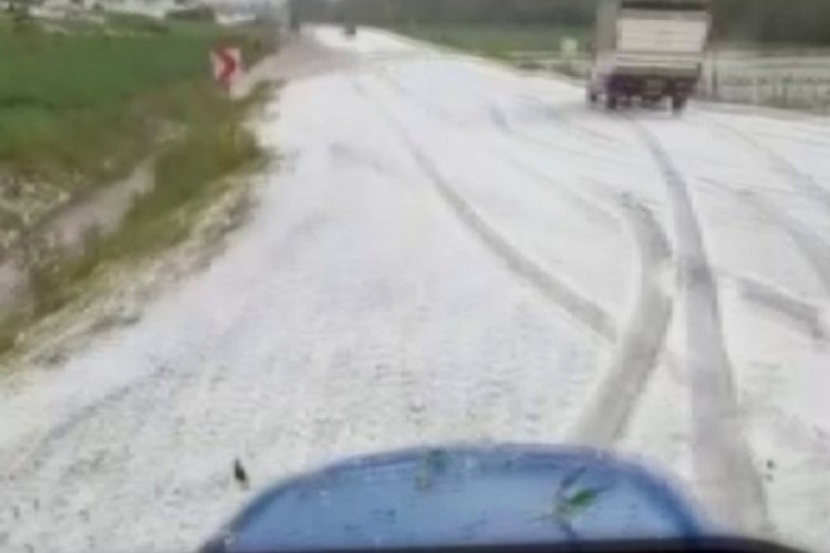 Sivas'ta fındık b&uuml;y&uuml;kl&uuml;ğ&uuml;nde dolu yağdı, etraf beyaza b&uuml;r&uuml;nd&uuml;