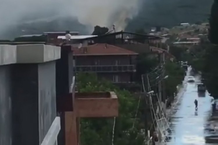 Okulun &ccedil;atısına yıldırım d&uuml;şt&uuml;